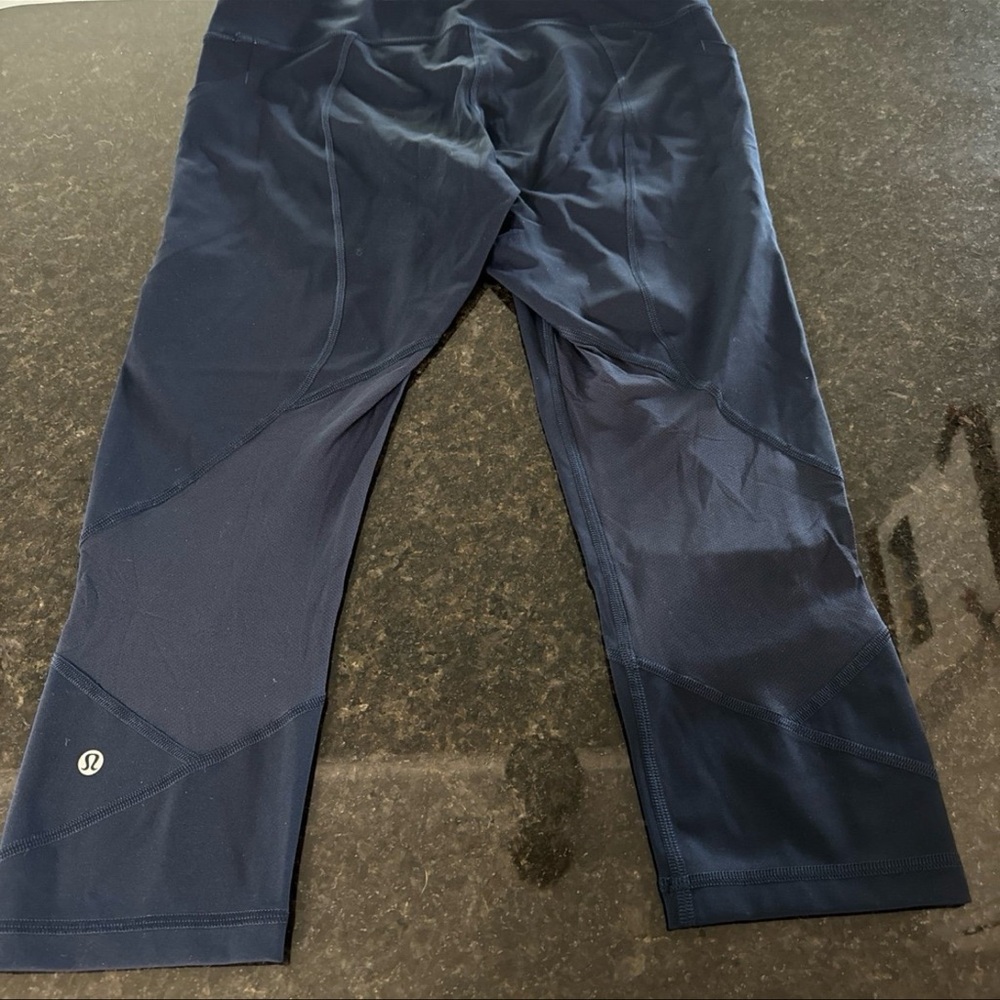 Lululemon Navy Capri Leggings 10 - Picture 5 of 7